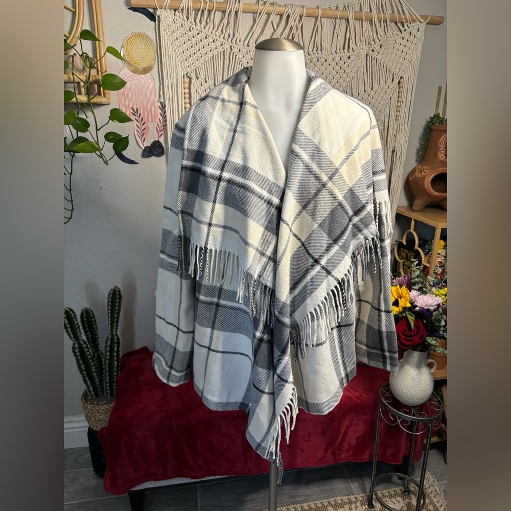 Plaid shawl sweater in Gray and Cream
